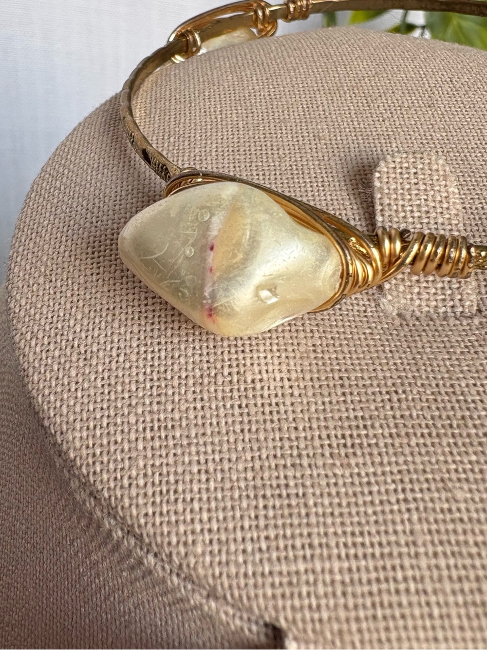 🛍️ $5 SALE Bourbon & Bowties Freshwater Pearl Gold Wire Wrapped Bangle Bracelet - Picture 4 of 5